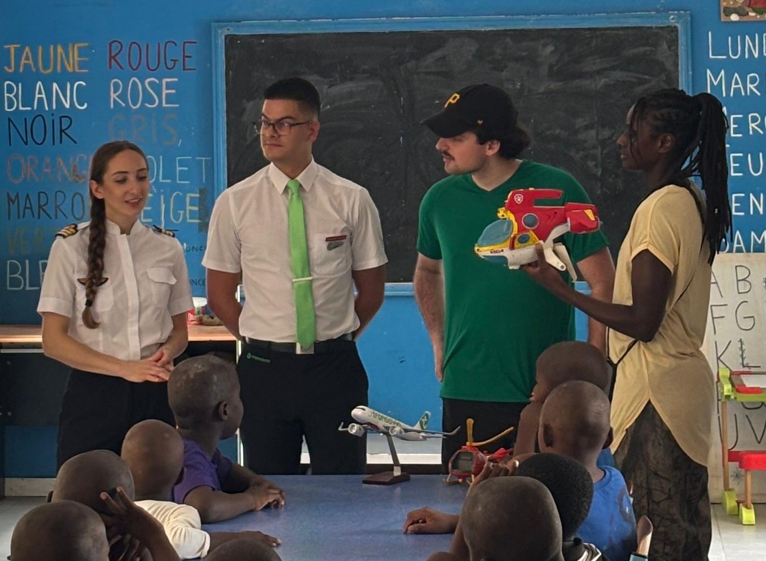 personnel transavia en visite à l'empire des enfants